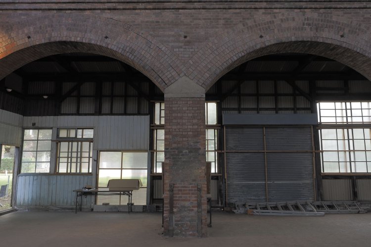 アーチは庫内のため華美な装飾を施す必要がないからなのか、シンプルな構造であった。左のアーチと右部分は重なるようにしてレンガが巻かれている（2024年10月撮影）。