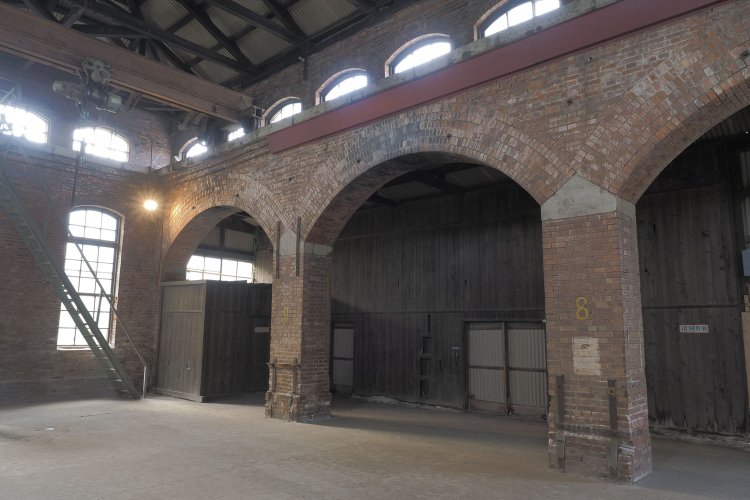 建設時から使用されてきたと言われているクレーンが残されていた。クレーン用のレールにも「1894年」の刻印があった（2024年10月撮影）。