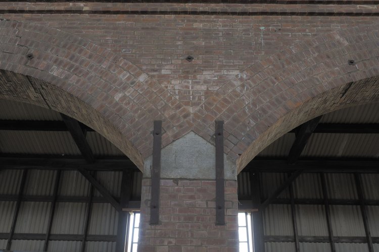 アーチ部分にも補強板が巻かれており、応急処置を施してそのまま使用され続けたと思われる（2024年10月撮影）。