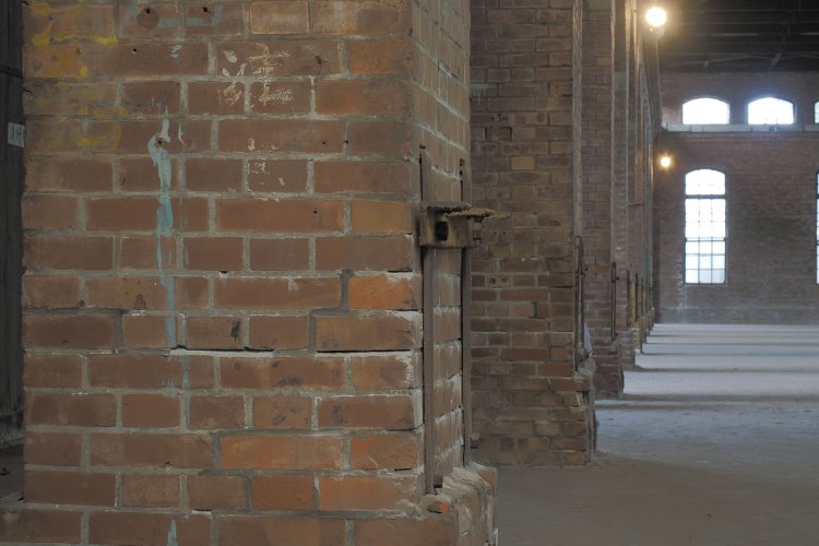 アーチの下部も若干歪んで劣化している箇所があった（2024年10月撮影）。