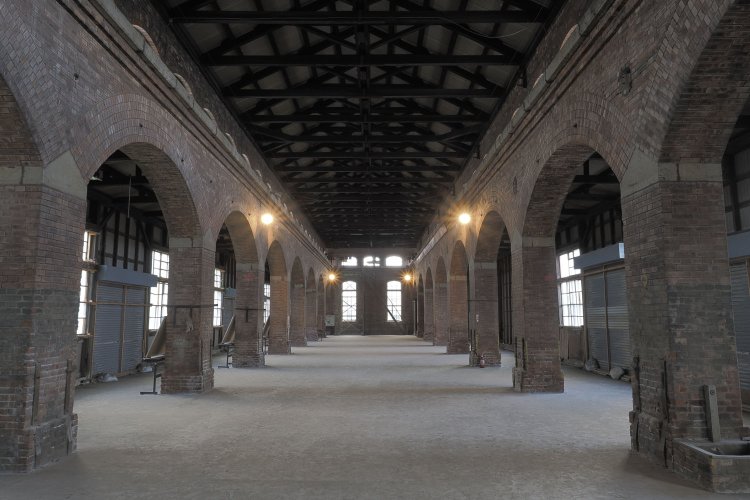 神殿を連想させる内部。10連アーチが神々しく見える。平屋建てながらあかり取り用の小窓が上部へズラッと並んで空間は広い（2024年10月撮影）。