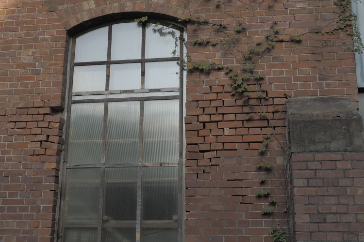 西側の正面は直射日光が常に当たるため、一部のレンガはご覧のように目地が無くなってしまい宙ぶらりん状態となって危ない（2024年10月撮影）。