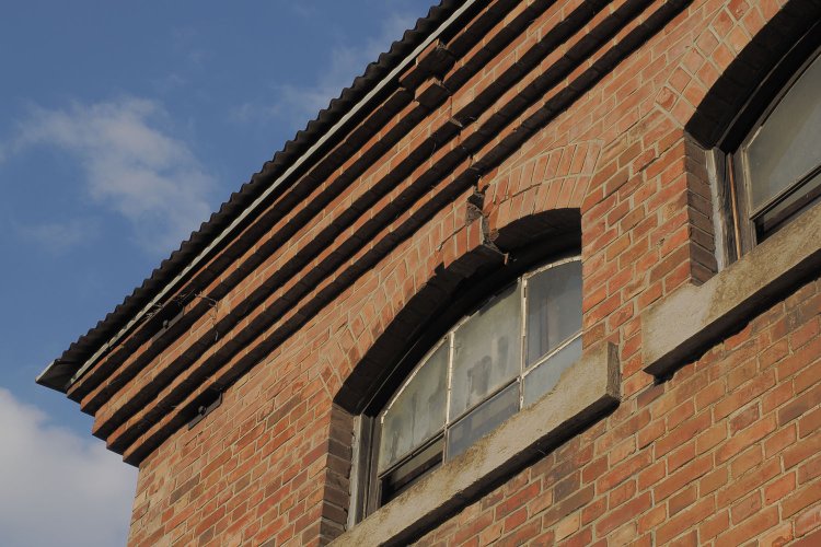 明り取り窓の小型アーチの上部にもクラックが入ってしまっている（2024年10月撮影）。