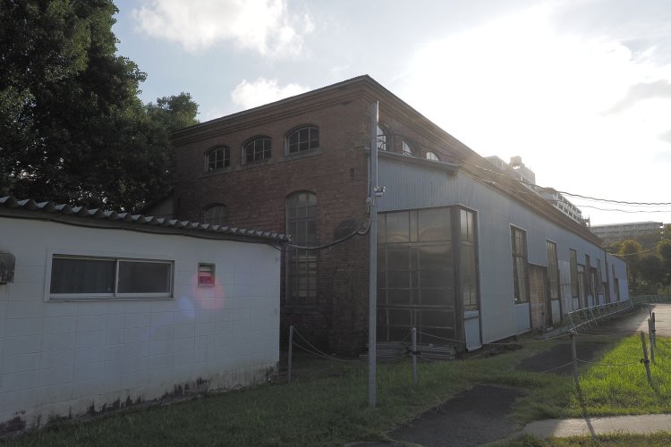 煉瓦棟の外観。壁面に迫り出すトタンの増設部分は壁面の左右にあった（2024年10月撮影）。