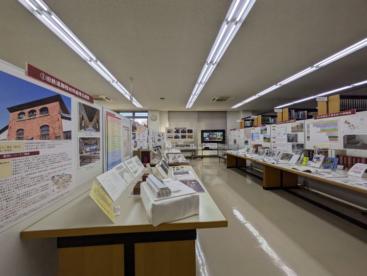 企画展では大学の学生達が制作した1/150サイズの煉瓦棟の模型も展示している（2024年10月撮影）。