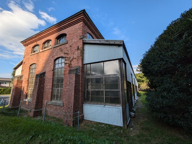 煉瓦棟の外観。使用された煉瓦は標準的な規格で、オランダ積みという方法で組まれた（2024年10月撮影）。