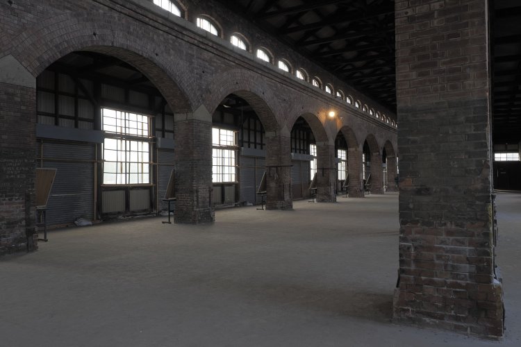 10連アーチと上部に小窓がびっしりと並ぶ姿が。威厳のある空間に包まれてきた（2024年10月撮影）。