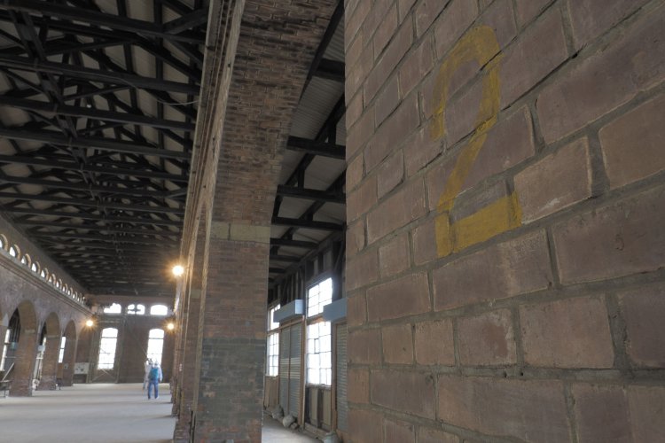 “2”はレンガアーチの柱に記されており、国鉄工場となってから記載されたものと思われる（2024年10月撮影）。