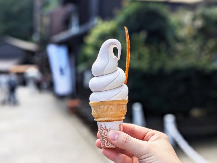 薄紫と白のバイカラーがかわいい。お芋のソフトクリーム（ミックス）400円。