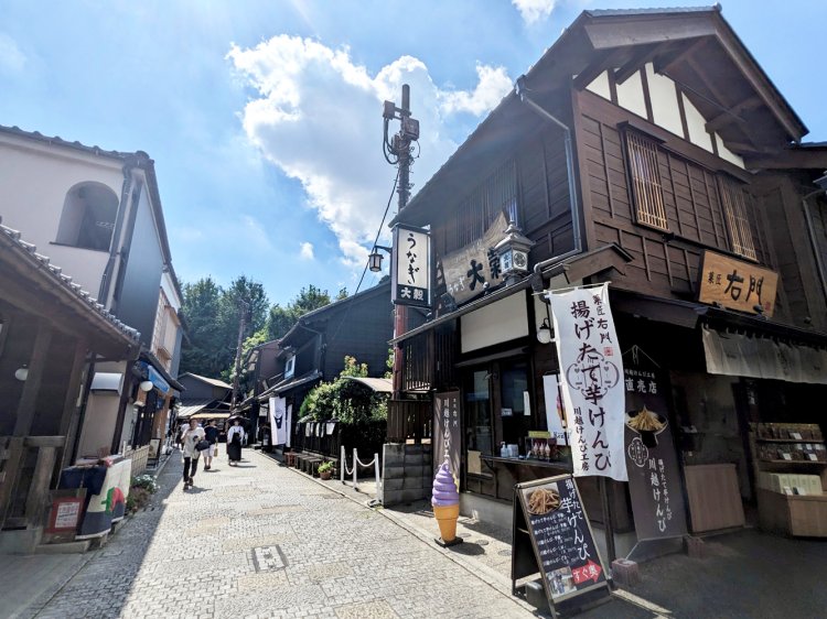 うなぎ屋の1階を借りて工房を設け、『菓匠右門 川越けんぴ工房直売店』を営業。