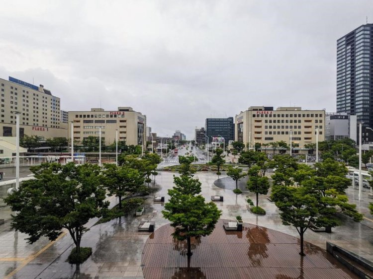 南口から望める洗練された街並み。