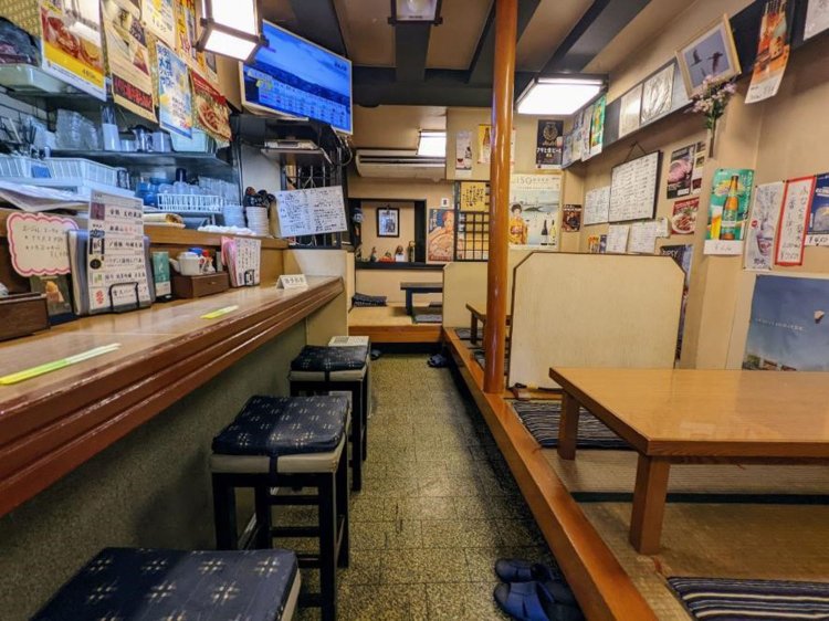 民芸風で小さめの店内。