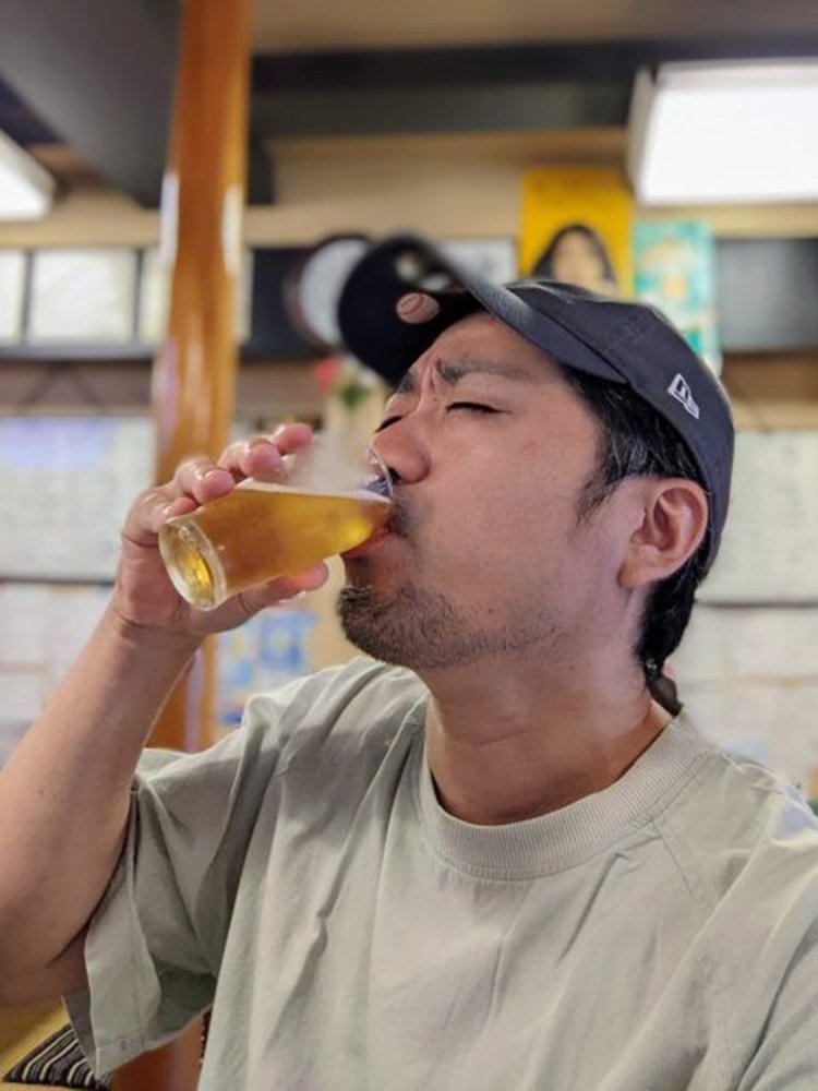 新潟を飲み込まんばかりに酒をあおる筆者。