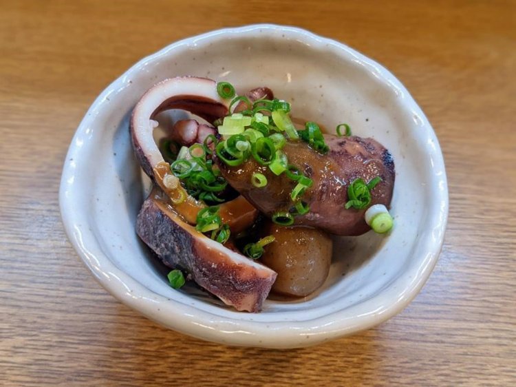 さりげないイカとこんにゃくのお通しが絶品。