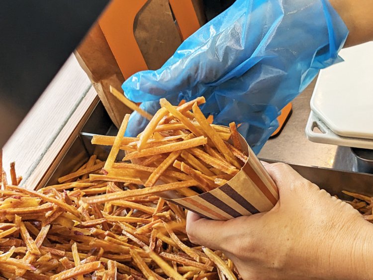 注文すると、こぼれそうなくらい山盛りにしてくれる。もう終わりかと思うとまだ入れてくれるのでテンションが上がる。