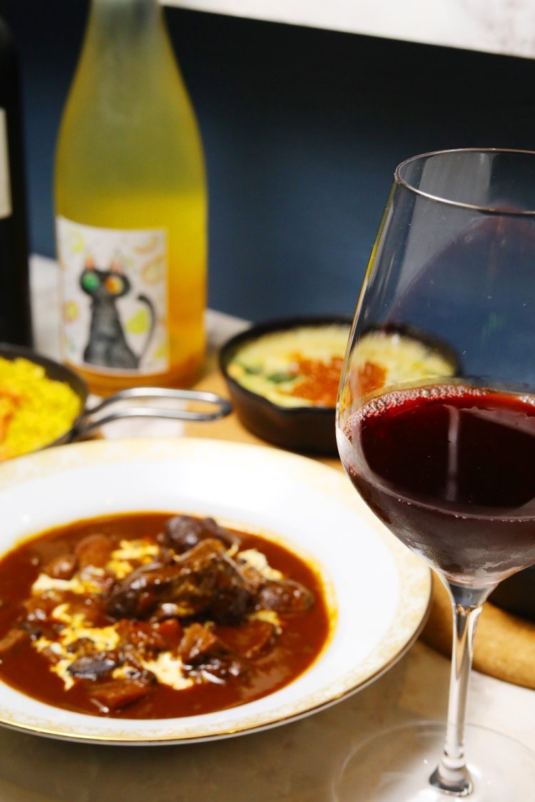 この店に来たら洋食メニューも欠かさず味わいたい。洋食に合うビオワインも豊富だ。