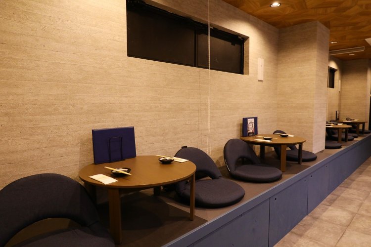 靴を脱いでリラックスできる小上がり席はお客さんから好評。