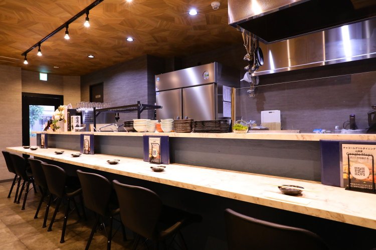 おしゃれなカウンター席は一人飲みにも最適。