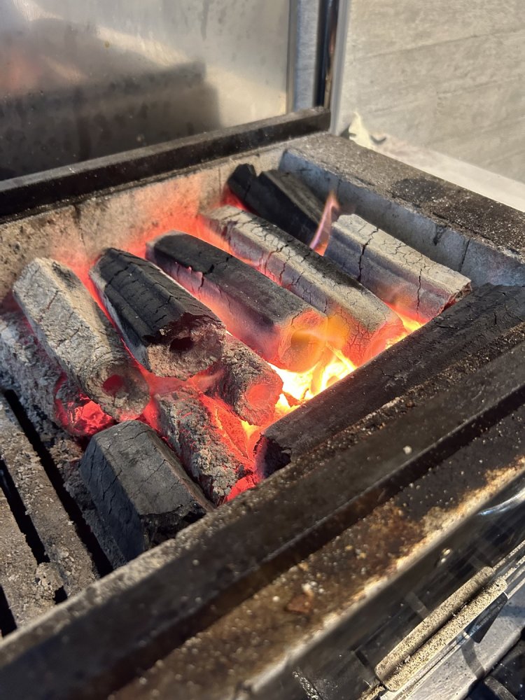 炭火で焼くことにより、あらゆる食材が炭の香りをまとった香ばしい味わいに。