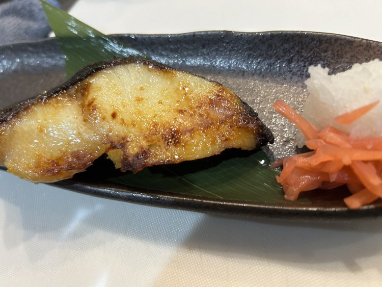 秋から冬に旬を迎える銀ダラ西京焼き1000円は、パリパリ食感でジューシー。