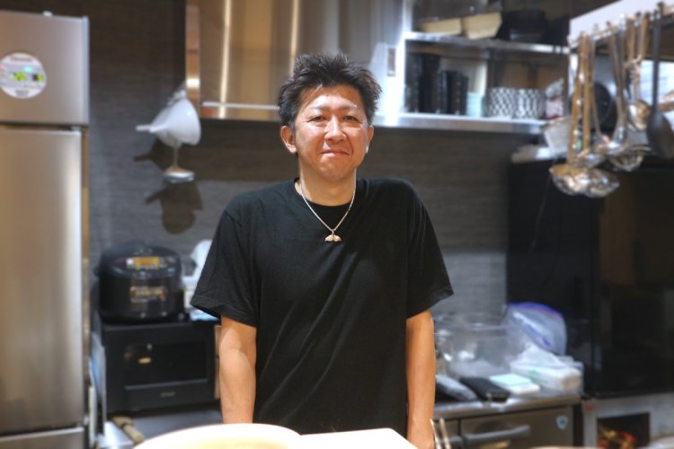 店主の山田将史さん。肩ひじはらず、気軽に立ち寄れる店を目指しているという。