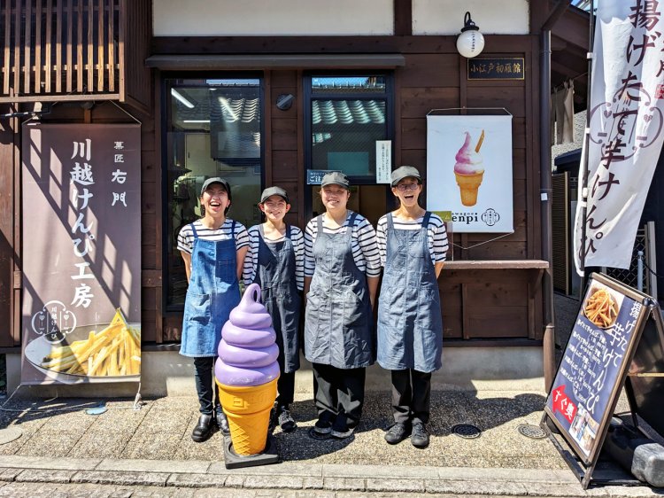 工房は狭いのでスタッフは少数精鋭。その分、連携プレーが見事だ。