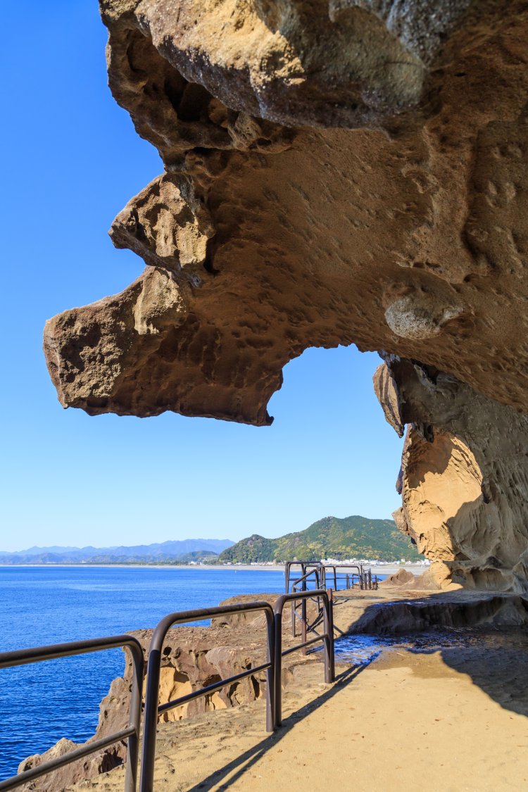 熊野灘の荒波に削られた、異様で威容な断崖絶壁。岩に沿って1.2㎞ほどの遊歩道が整備されている。松本峠に近い鬼ヶ城（おにがじょう）には、その奇岩を見るために多くの巡礼者が立ち寄った。