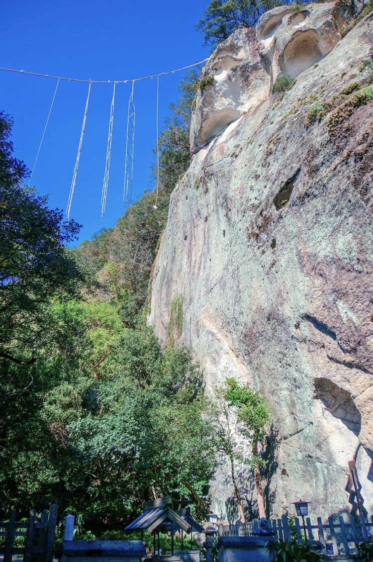 「日本書紀」にも記されている日本最古の神社といわれており、伊弉冉尊の御陵とされる花の窟（いわや）神社。ご神体は45ｍもの巨岩で圧巻の迫力。