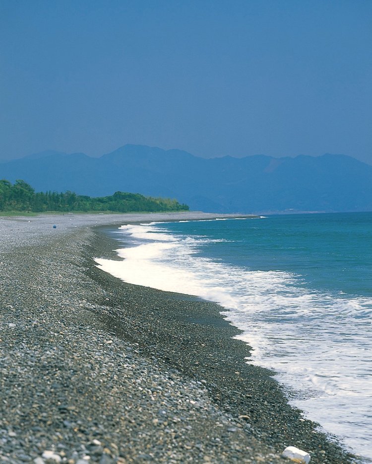 七里御浜（しちりみはま）は鬼ヶ城の南、熊野市から紀宝町に至る、約22㎞続く日本で一番長い砂礫海岸。伊勢路のなかで「浜街道」とも呼ばれる海辺の道となる。アカウミガメが上陸する地としても知られる。