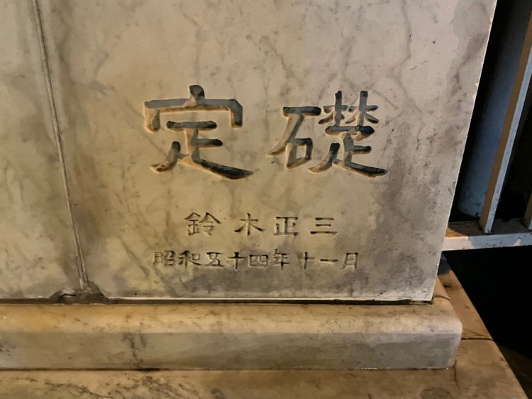 重厚な建物と一体化しており、まるでギリシャの彫刻のようである（新宿）。