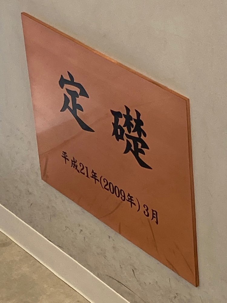 マツダスタジアム正面ゲートを入るとすぐに設置されている。これも金属板タイプ。