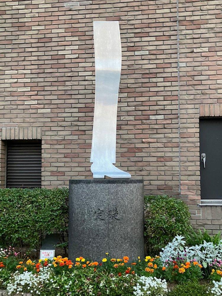 「定礎」というタイトルの作品なのではないかと勘違いさせられる。足をかたどったモニュメントは何を意味しているのだろうか（宮城県・仙台）。