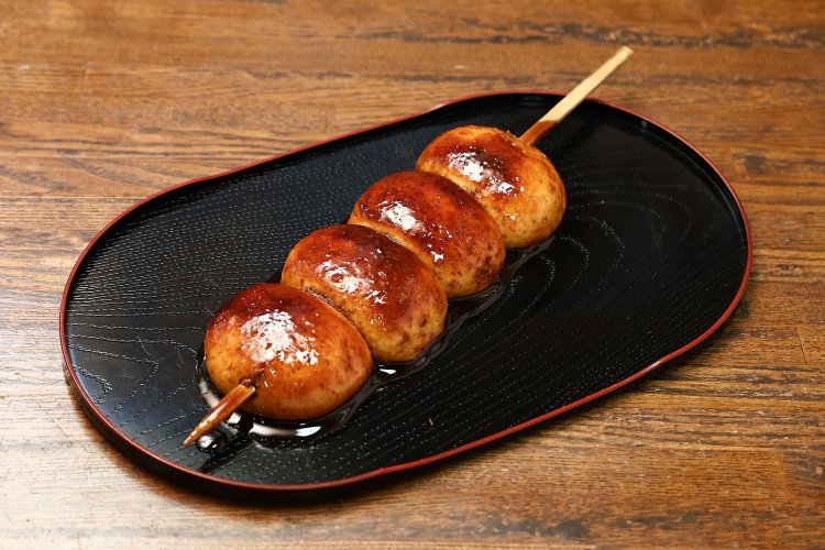 焼きまんじゅう230円（1本）。群馬を代表する粉ものグルメも当然いただける。こちらはベーシックな味噌ダレ。