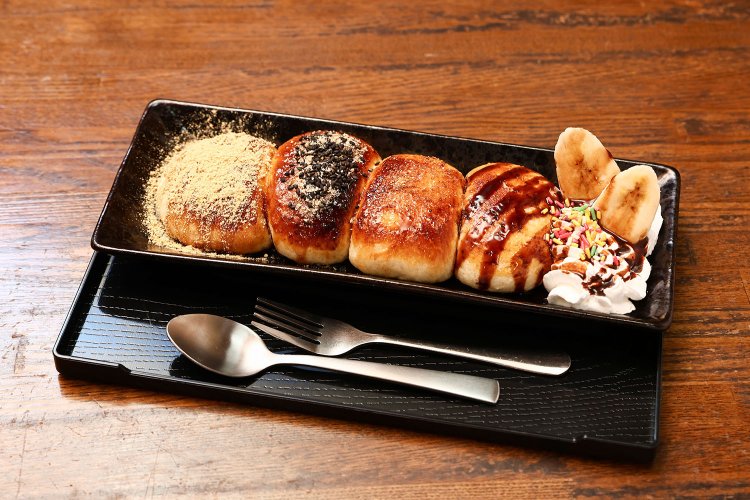 バラエティ380円（1本）。きな粉やチョコバナナなど4種の味を一度に楽しめる、変わり種焼きまんじゅう。