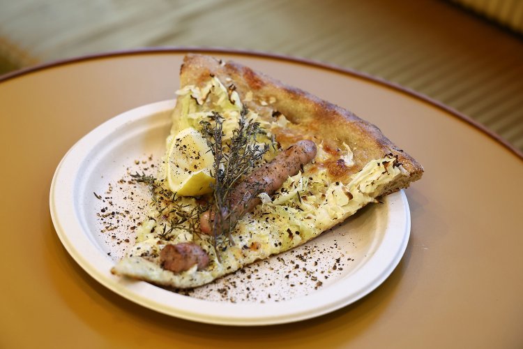 ハーブソーセージとグリルキャベツ1ピース970円。ハーブソーセージの爽やかな風味と、グリルしたキャベツの食感の合わせ技。