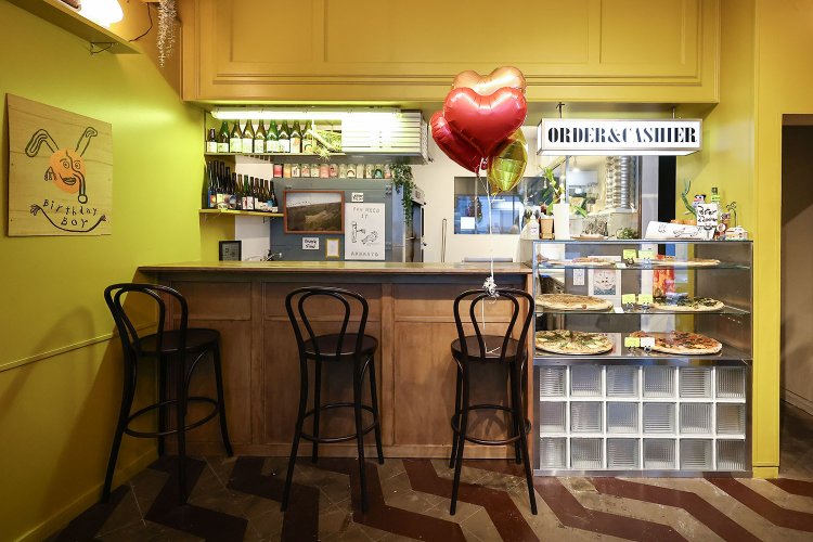 店頭のショーケースには半調理したピザが並んでいる。