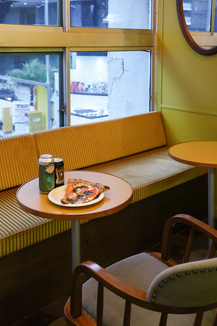 アメリカのピザスタンドのような内装でスタイリッシュ。