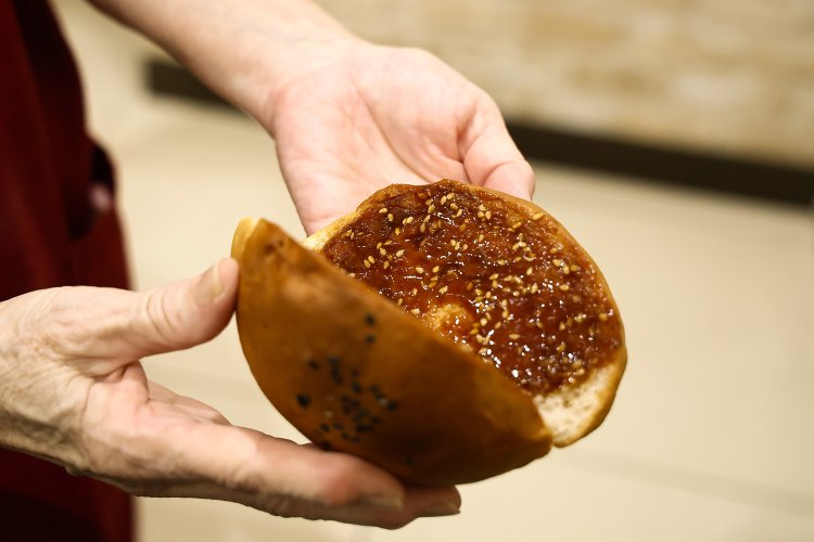 バンズパンに切れ目を入れ、あんやバター、味噌などを塗る