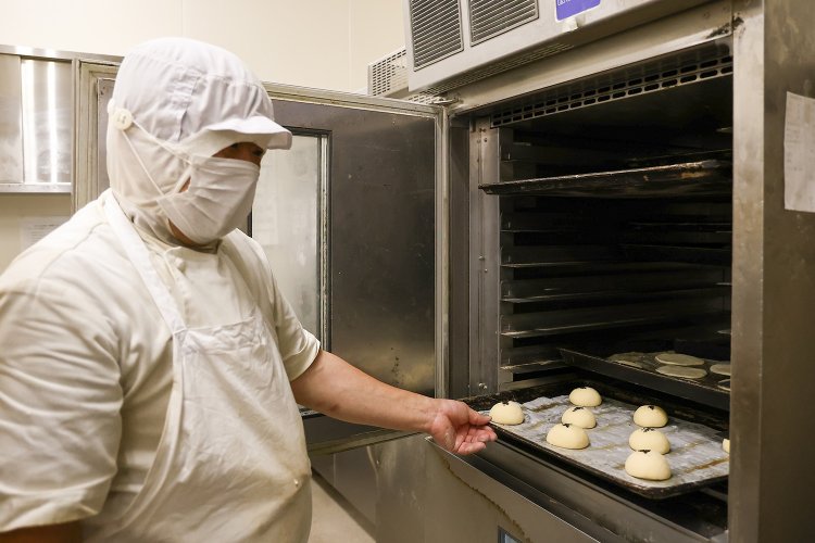 この店で焼いているバンズパンは、学校給食で出されるものとレシピが異なる。