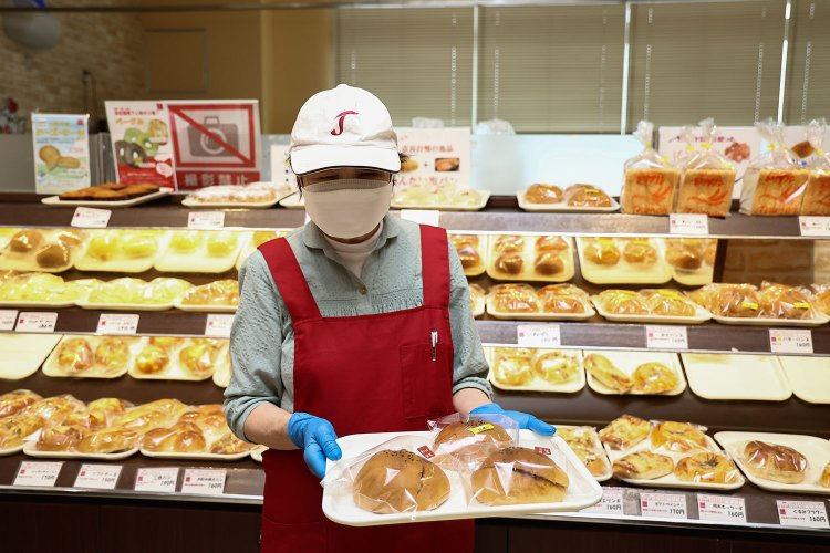 約80種類のパンが並ぶ店内で、バンズパンは入り口に近い一等地に陳列。