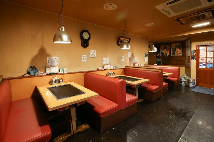 テーブル席では各自で焼いて楽しめる。