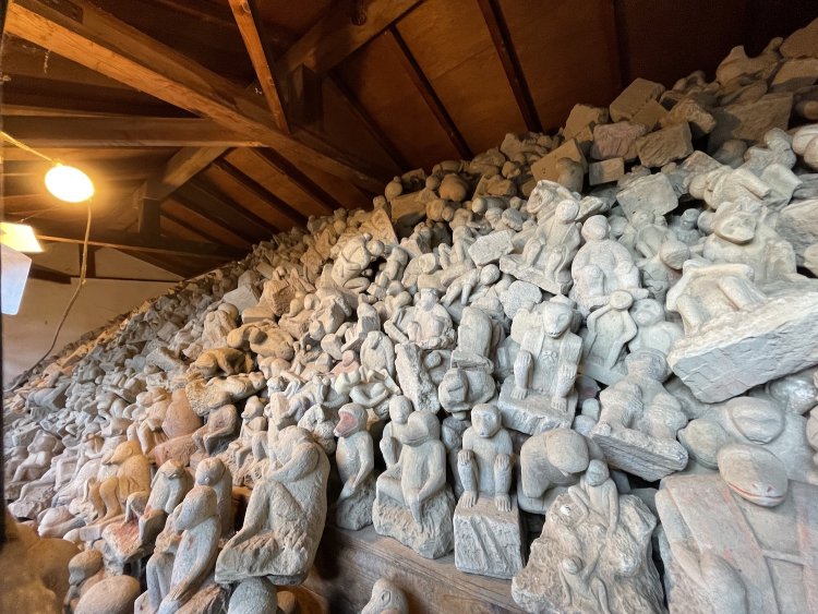 うず高く積み上がるのは全て猿の像。