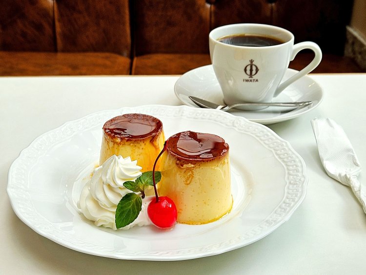 自家製プリン単品720円、ドリンクセット1280円。