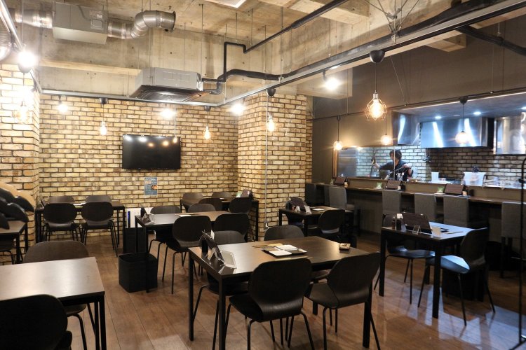 広々とした店内はイタリアンレストランのような雰囲気。宴会やパーティーの貸し切りにも対応。