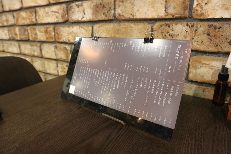 テーブルでスマホから注文できるのも気楽。