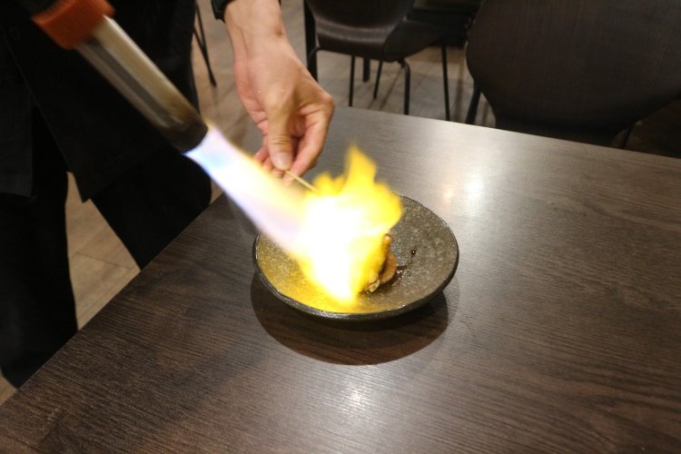 最後の仕上げに、勢いよくテーブルで肉を炙ってくれるパフォーマンスも楽しい！