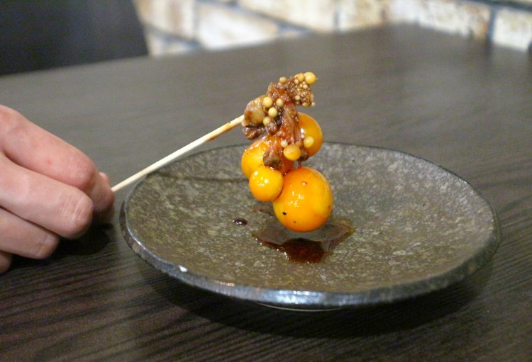 なかなかお目にかかれない希少部位のちょうちん470円。とろりとしたキンカン、コリコリとしたヒモの相反する食感がやみつきになる。