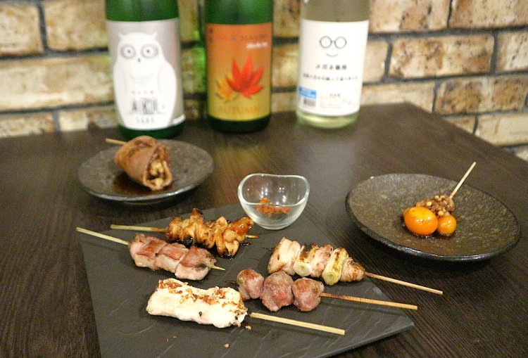 備長炭で職人が丹念に焼き上げる焼き鳥はどれも味わい深い。