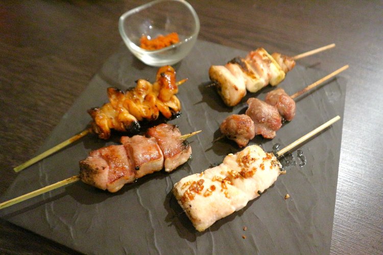 おまかせ5種1080円。写真右奥から時計回りに、ねぎま、砂肝、ムネ（鳥串）、タン（豚串）、シロ（豚串）。