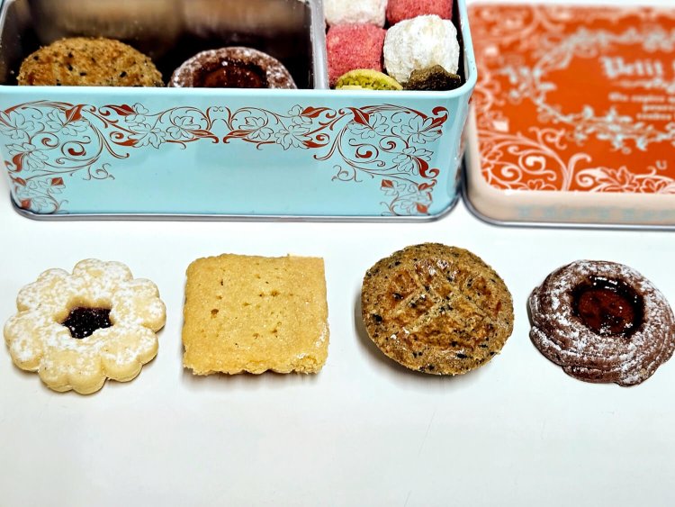 左から、花型のウィーン風クッキー・木苺のジャムサンド、砂のようにほどけるメープルクッキー、香ばしいゴマのガレット、パッションジャムをのせたチョコレートクッキー。